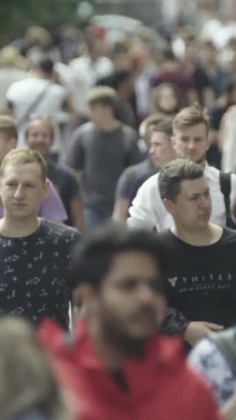 Vertical video of a crowd of people — Stok video