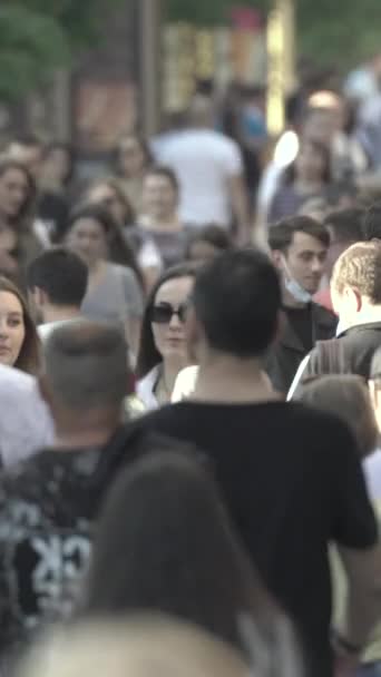 Vertical video of a crowd of people — Vídeo de Stock