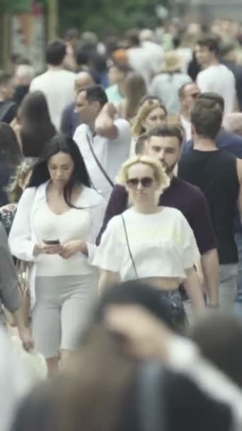 Vertical video of a crowd of people — Stok video