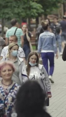 Vertical video of a crowd of people