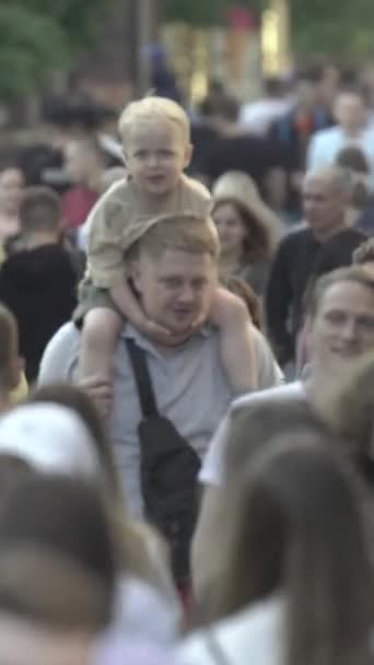 Vertical video of a crowd of people — Vídeo de Stock