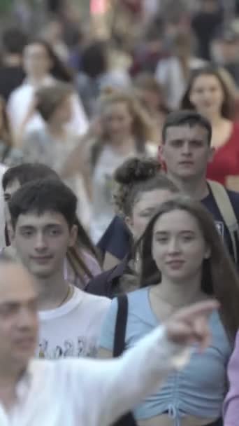 Vertical video of a crowd of people — Vídeo de Stock