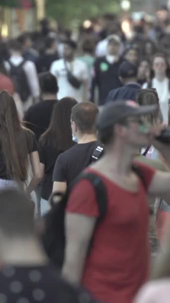 Vertical video of a crowd of people — Vídeos de Stock