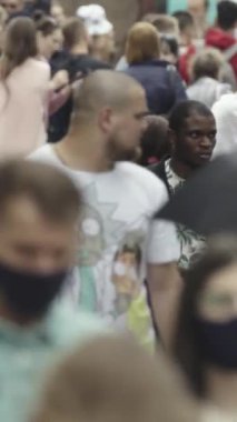 Vertical video of a crowd of people
