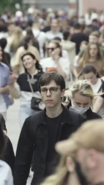 Vertical video of a crowd of people — Vídeo de Stock