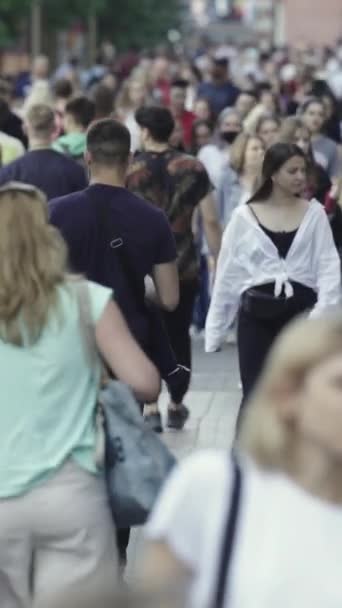 Vertical video of a crowd of people — Stockvideo