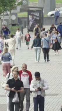 Vertical video of a crowd of people