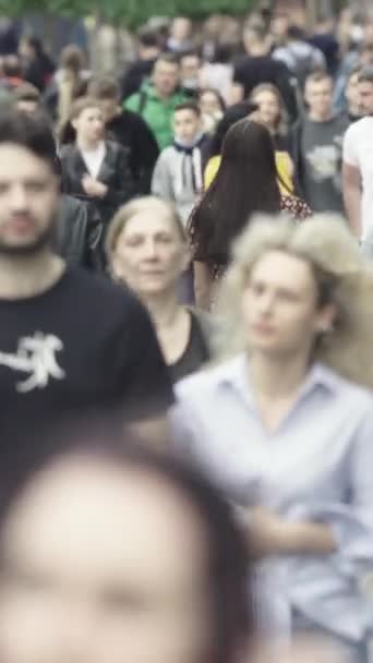 Vertical video of a crowd of people in the city — Vídeo de Stock