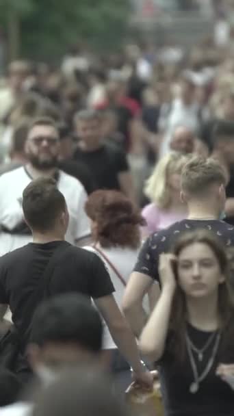 Vertical video of a crowd of people in the city — ストック動画