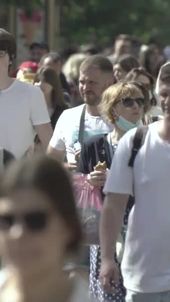 Vertical video of a crowd of people in the city — ストック動画