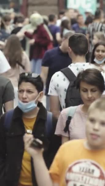 Vertical video of a crowd of people in the city — Stok video