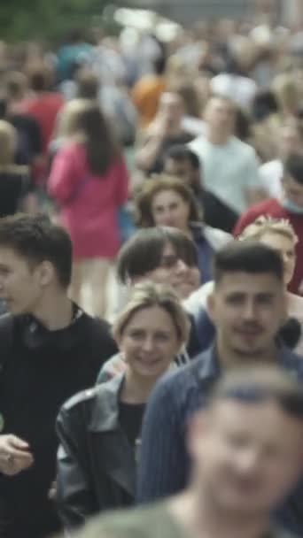 Vertikales Video einer Menschenmenge in der Stadt — Stockvideo