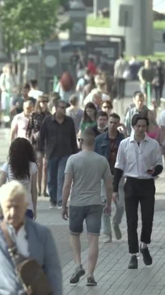 Pionowe wideo tłumu ludzi w mieście — Wideo stockowe