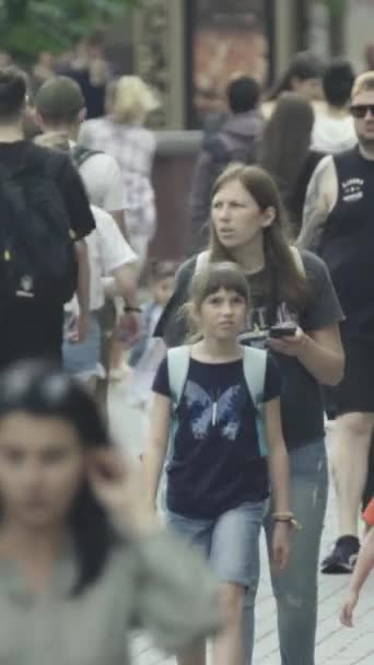 Vertical video of a crowd of people in the city — Vídeos de Stock