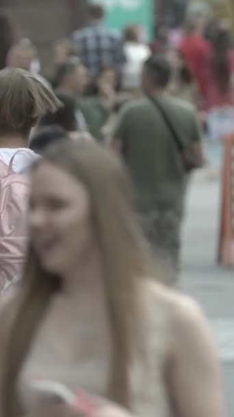 Vertical video of a crowd of people in the city — Video