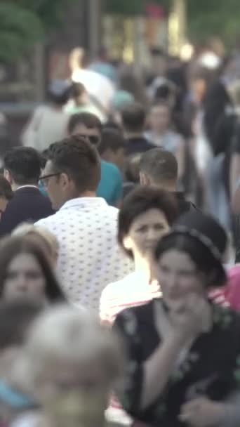 Vertikales Video einer Menschenmenge in der Stadt — Stockvideo