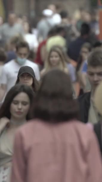 Vertical video of a crowd of people in the city — Stok video