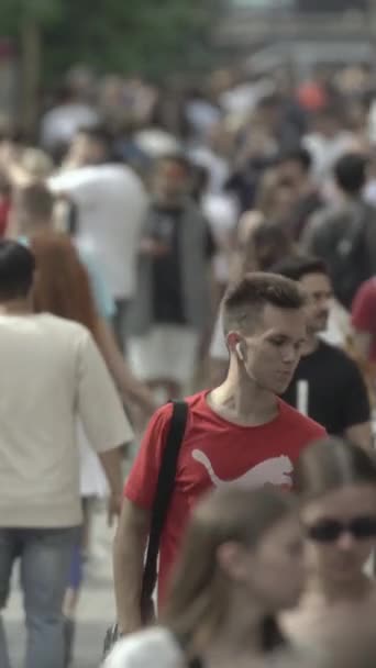 Vertical video of a crowd of people in the city — Vídeo de Stock