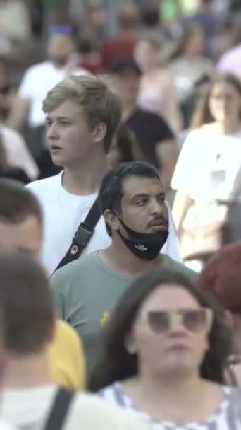 Vertical video of a crowd of people in the city — Αρχείο Βίντεο