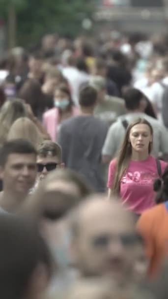 Vertical video of a crowd of people in the city — Αρχείο Βίντεο