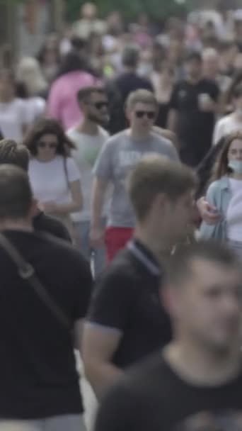 Vertical video of a crowd of people in the city — ストック動画