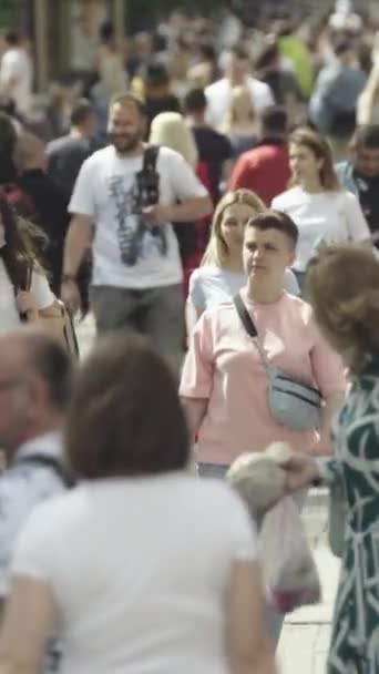Vertical video of a crowd of people in the city — Vídeo de stock