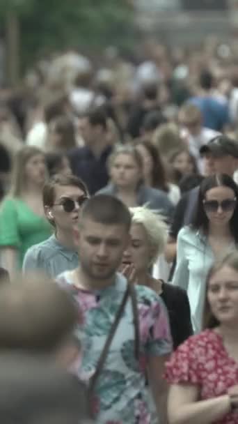Vertical video of a crowd of people in the city — Stockvideo