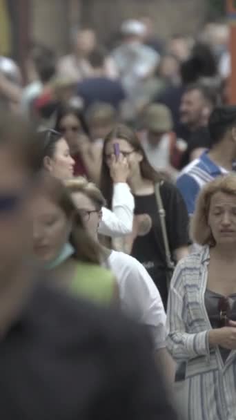 Vertical video of a crowd of people in the city — Stok Video