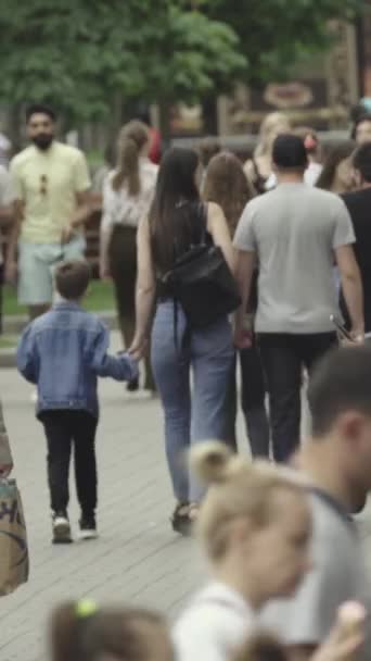 Vertical video of a crowd of people in the city — Vídeos de Stock