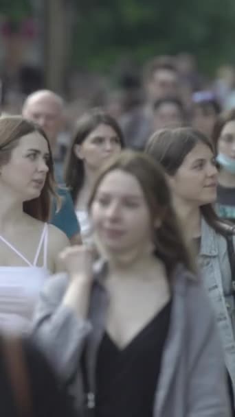 Verticale video van een menigte mensen in de stad — Stockvideo
