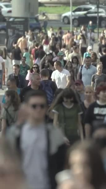 Vertical video of a crowd of people in the city — Stok video