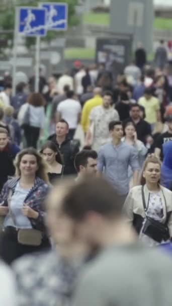 Vertical video of a crowd of people in the city — Video