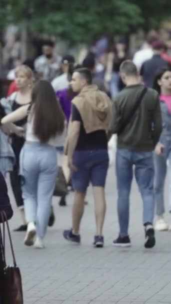 Vertical video of a crowd of people in the city — Video