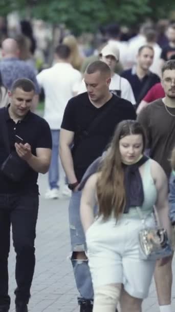 Vertical video of a crowd of people in the city — Stok video