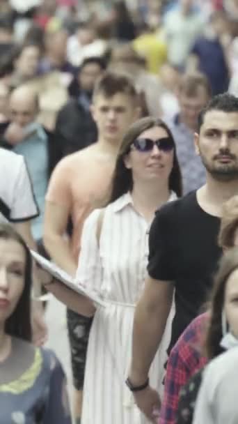 Vertical video of a crowd of people in the city — Stok Video