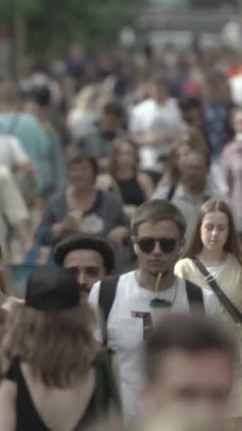 Pionowe wideo tłumu ludzi w mieście — Wideo stockowe
