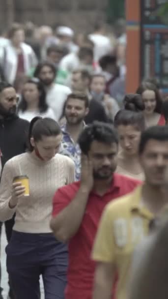 Vertical video of a crowd of people in the city — Stok video