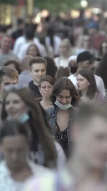 Vertical video of a crowd of people in the city — Αρχείο Βίντεο