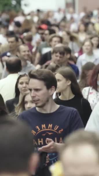 Vertical video of a crowd of people in the city — ストック動画