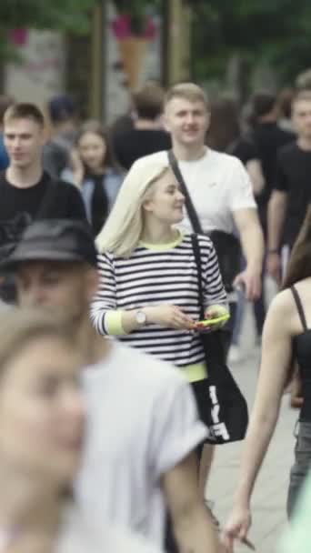 Vertical video of a crowd of people in the city — Stok video