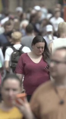 Vertical video of many people in the city