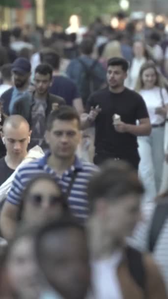 Verticale video van een menigte mensen in de stad — Stockvideo