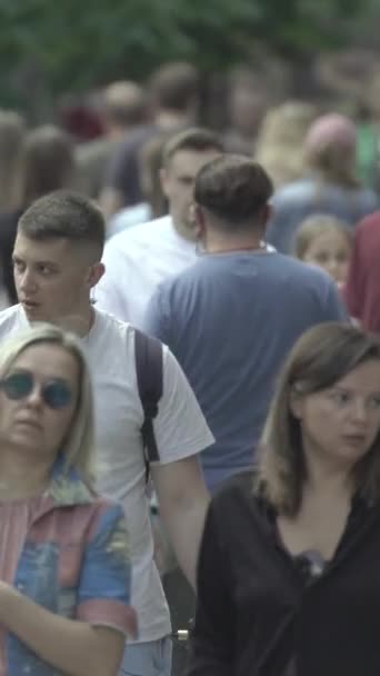 Vertical video of a crowd of people in the city — Stok video