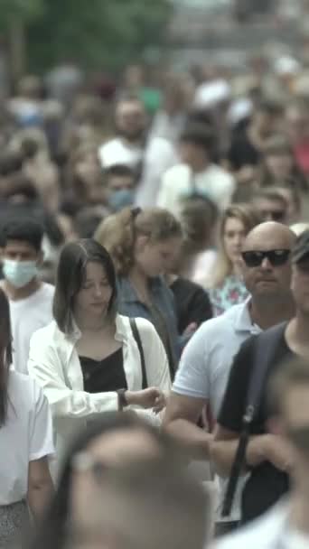 Vertikales Video einer Menschenmenge in der Stadt — Stockvideo