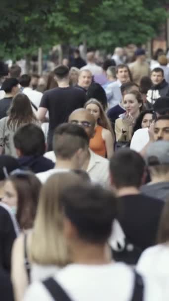 Vertical video of many people in the city — Vídeos de Stock