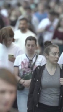 Vertical video of many people in the city