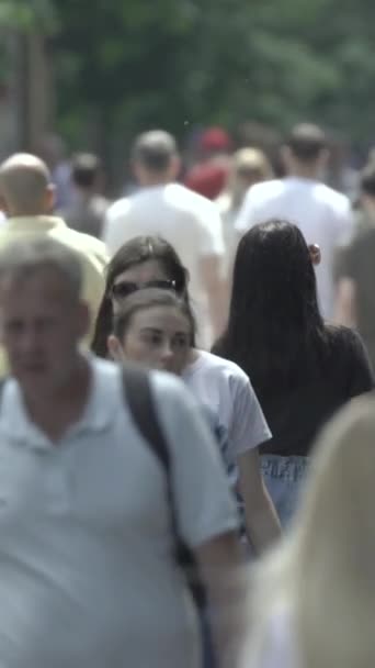 Vertical video of many people in the city — Stock Video