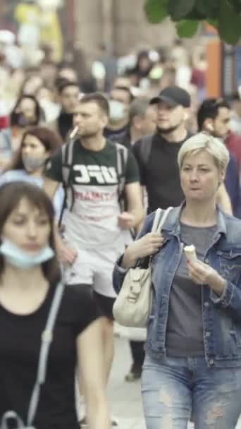 Vertical video of many people in the city — Αρχείο Βίντεο