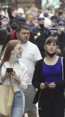 Vertical video of many people in the city