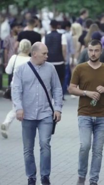 Vertical video of many people in the city